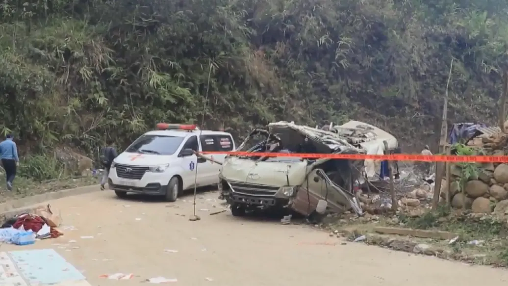 Kiểm tra xe khách sau vụ tai nạn 9 người tử vong